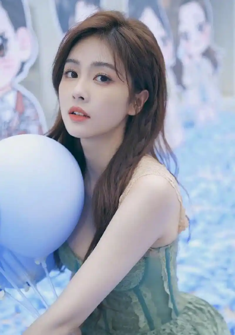 白鹿晒出充满童趣的绝美生日照,身穿优雅抹胸连衣裙,性感清纯[小樱]