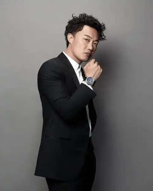 陈奕迅44岁老婆近照,两人恩爱如初似情侣,妻子打扮潮流胜似少女