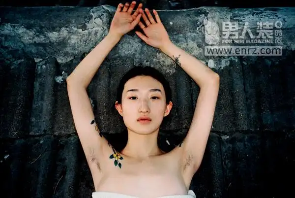 我们拍了一群留腋毛的女孩儿