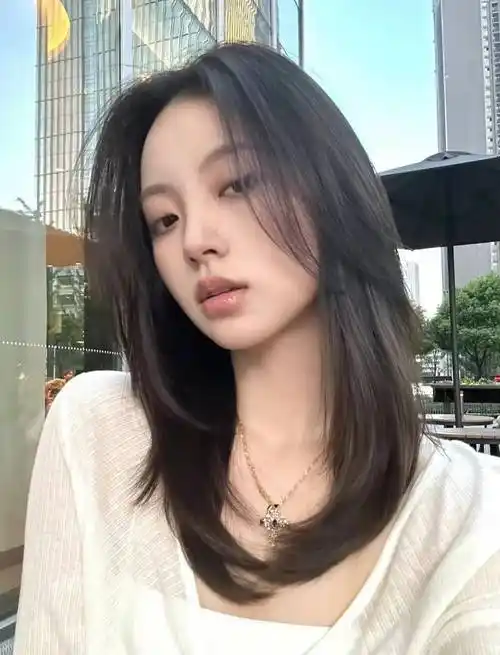 这款发型的关键在于层次的打造,通过不同长度的发丝交错,营造出丰富的