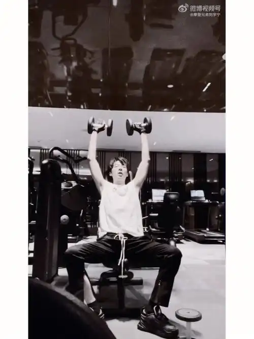 相信不久后能看到腹肌哎,这样的互动仪式感只有咱棚妃懂了吧#刘宇宁