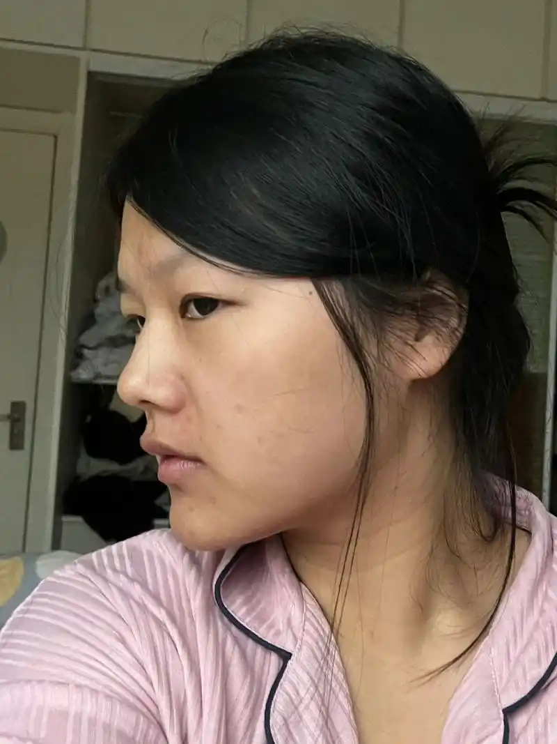 大笑起来连第3颗牙都露不出来,像个小老太太