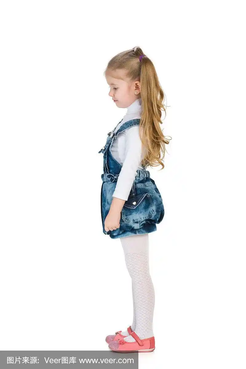 一个时尚小女孩的侧面肖像