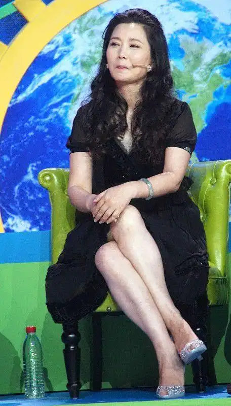 何赛飞真不愧是国家一级演员身穿黑裙风情依旧看着从容又大气