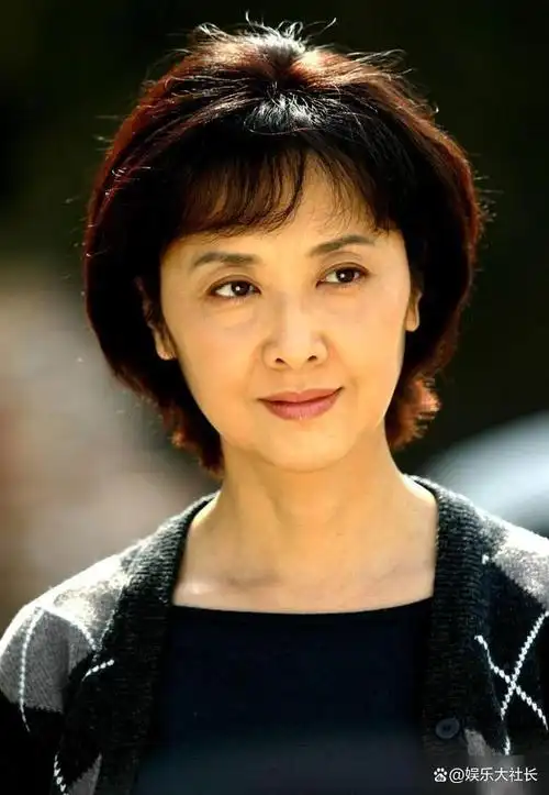 70岁了,作为奶奶级辈分的人物,她平日里的状态依旧像30多岁中年女演员