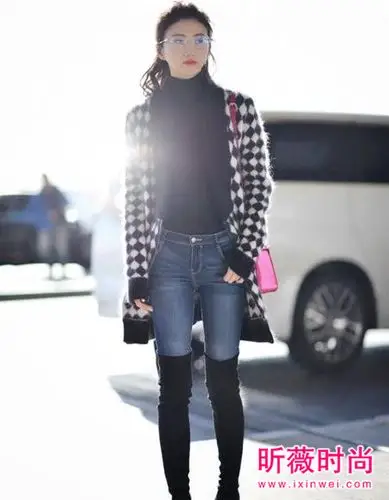 最近衣品提高不少的她,巧用高领内搭衫,黑白格外套,牛仔裤装扮出简单