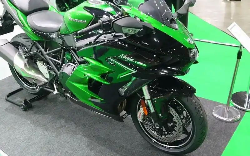 2023款川崎h2旅行摩托,四缸引擎,颜值爆表,油耗5.6,配abs