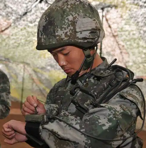 组图:我军最新单兵通讯系统造型奇特