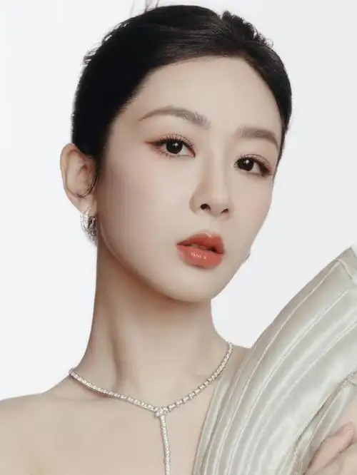 杨紫解锁个人首套高定天鹅颈77直角肩77长腿薄背