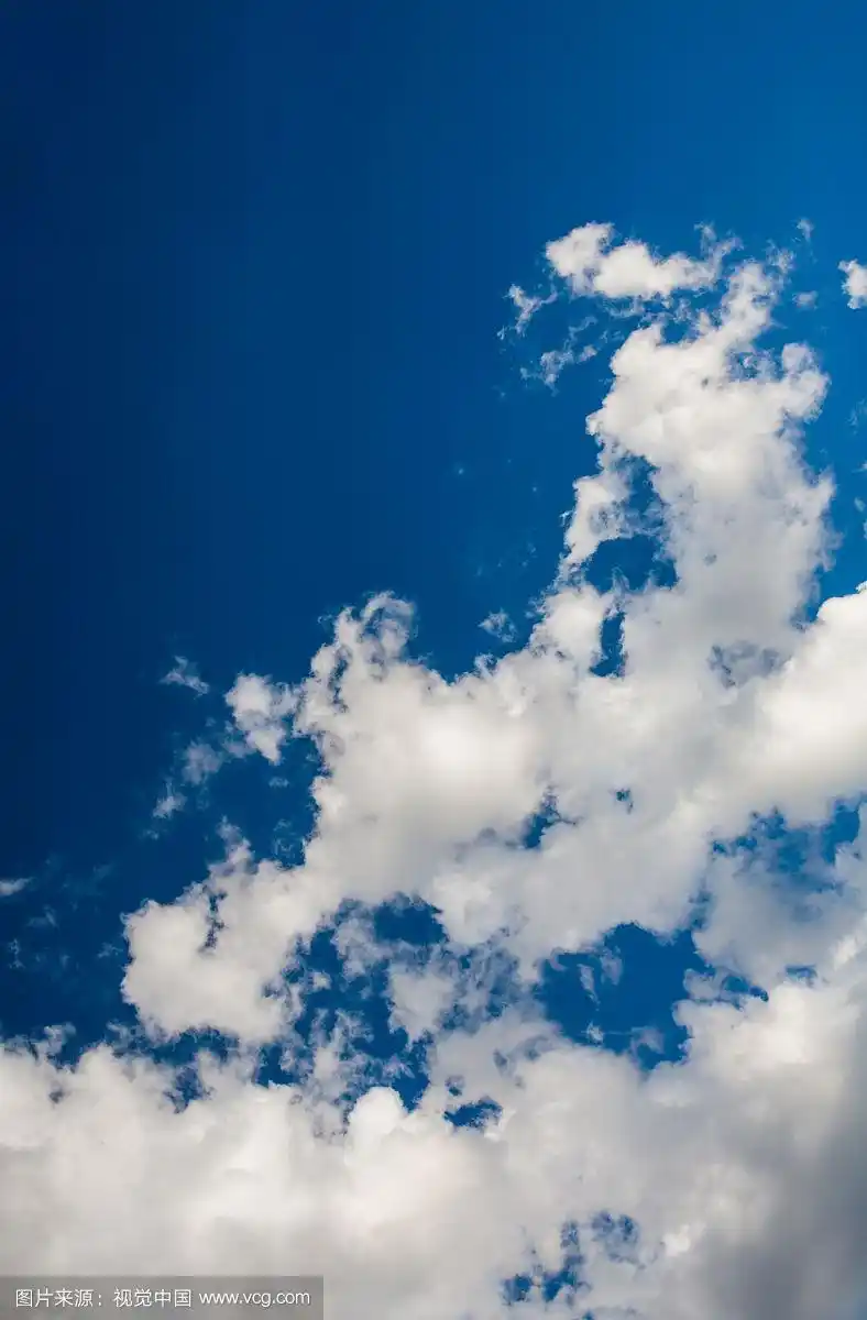 深邃的天空和白云.美丽的稀疏的云在蓝天