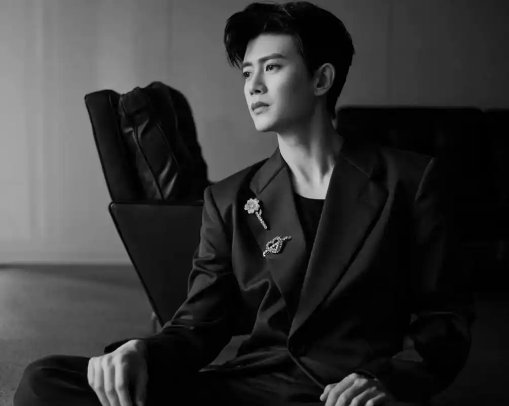 令人惊艳的任嘉伦西装造型