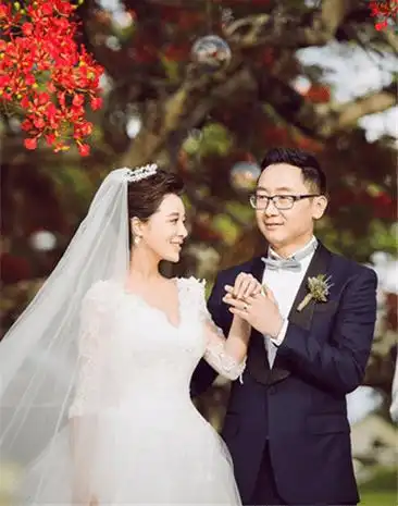 一直到在今年的央视元宵特别节目中,才再次亮相,和搭档李梓萌,任鲁豫