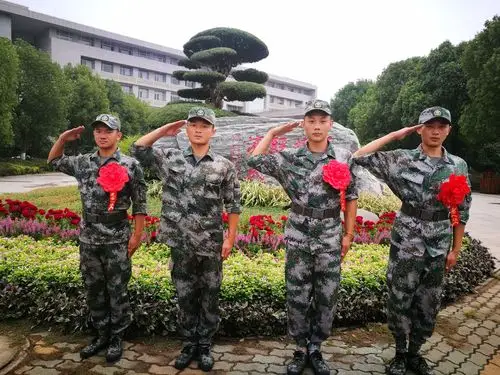 热烈祝贺我院四名在校大学生光荣参军入伍