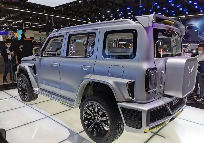 坦克300虽然看起来不适合女生,但是又和越野车有一定设计区别.