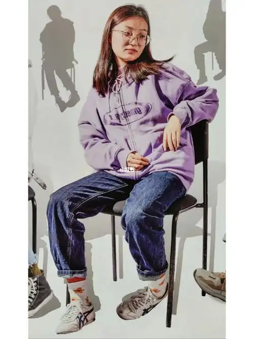 女青年坐姿速写完成作品一张#速写教学  #速写打卡  #人物速写