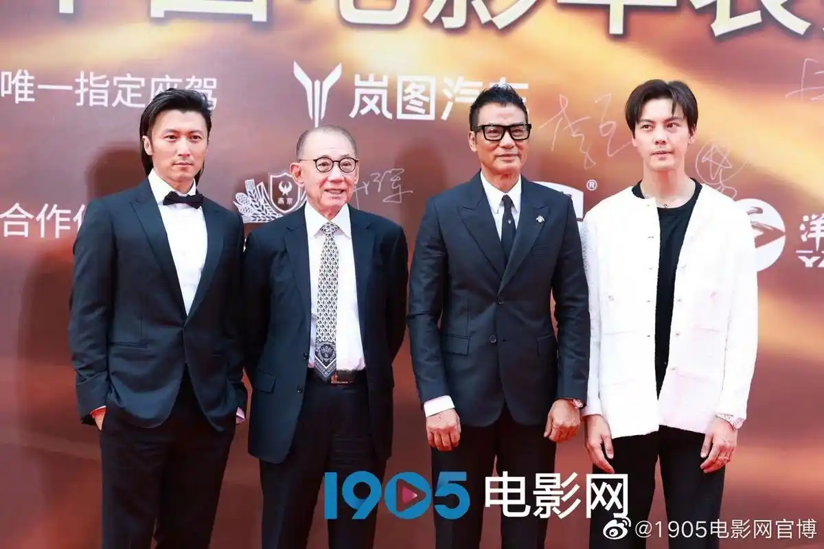 【任达华谢霆锋陈伟霆同框】任达华,谢霆锋,陈伟霆华表奖红毯同框合照