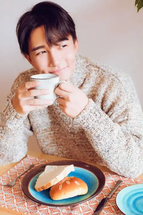 4/8新浪娱乐讯 近日,演员章涛一组毛衣冬日写真在网上公开.