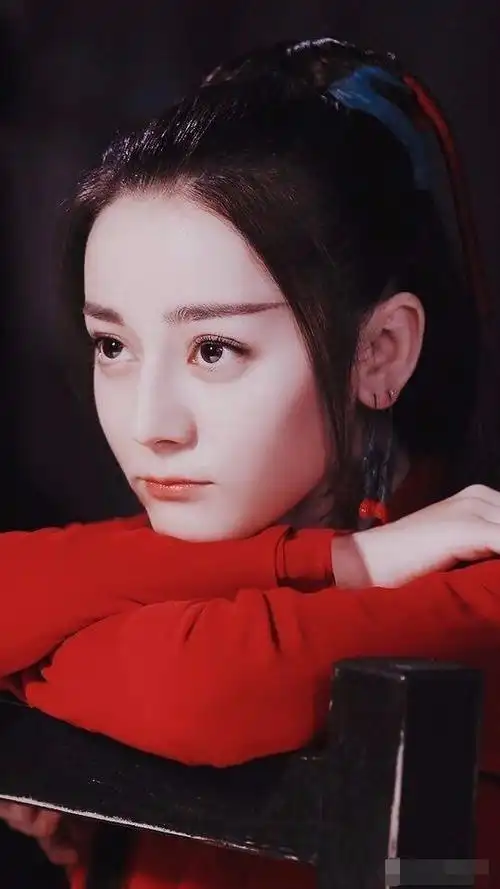 迪丽热巴新剧造型被网友吐槽丑,究其原因是因为眉毛