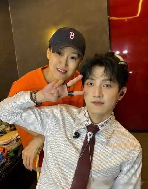 范世琦张艺凡疑似恋情曝光相差8岁澄清似是官宣