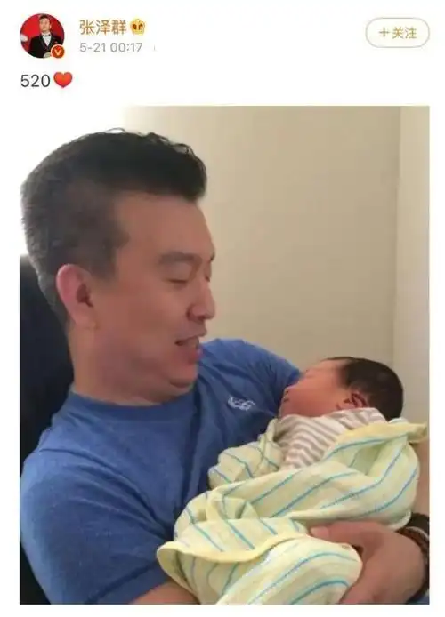 央视主持人"大裤衩"下合影,董卿稳居c位,滤镜下全员长腿_尼格买提