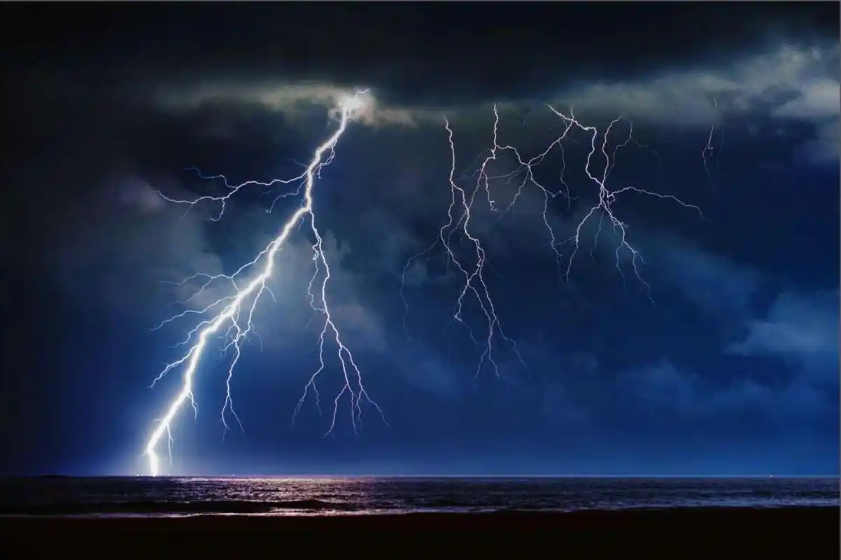 闪电- 自然类 摄影大赛2015 - 国家地理中文网