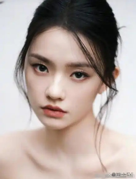 林允,中国内地女演员,因出演周星驰导演的电影《美人鱼》而一夜成名