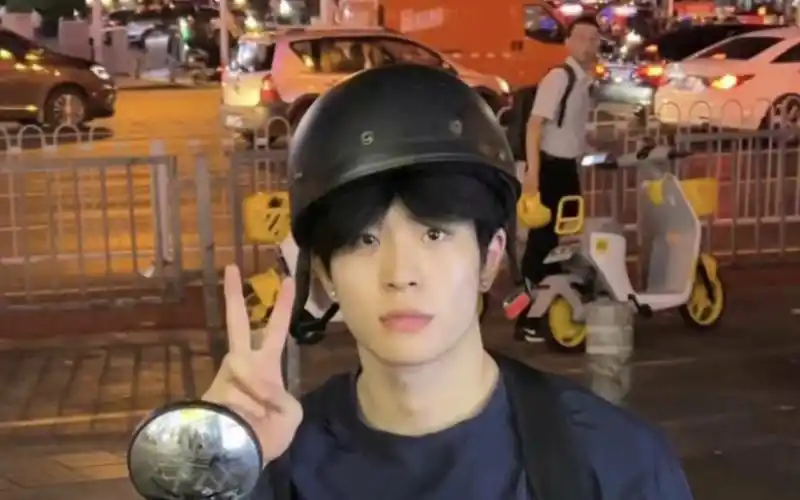 抖音网红帅哥李思奇大秀身材01