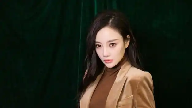 李小璐紧追潮流泳衣外穿,大跳韩舞引热议,网友:别带坏甜馨|整容|贾云