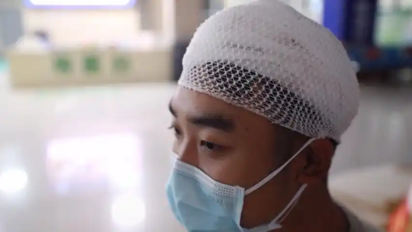 头部受伤流血不止,满头是血的他拒绝战友劝离,仍坚持把火扑灭才到医院