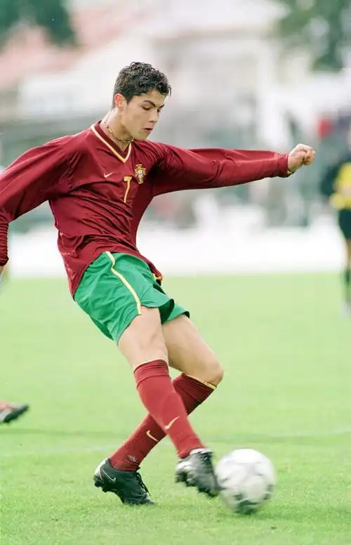 c罗踢球视频经典(谁见过16号的c罗踢球,c罗第一场国家队主场)