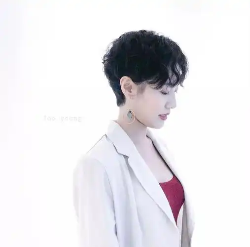 中分露耳短发女帅气