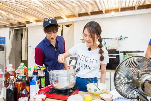 mike《中餐厅》大秀精湛厨艺 获周冬雨点赞