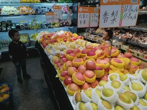 来到了水果店,架子上摆满了各种各样五颜六色的水果.