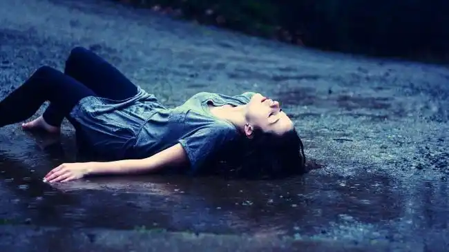 关于难受心情不好的说说,唯有自作自受才最难受