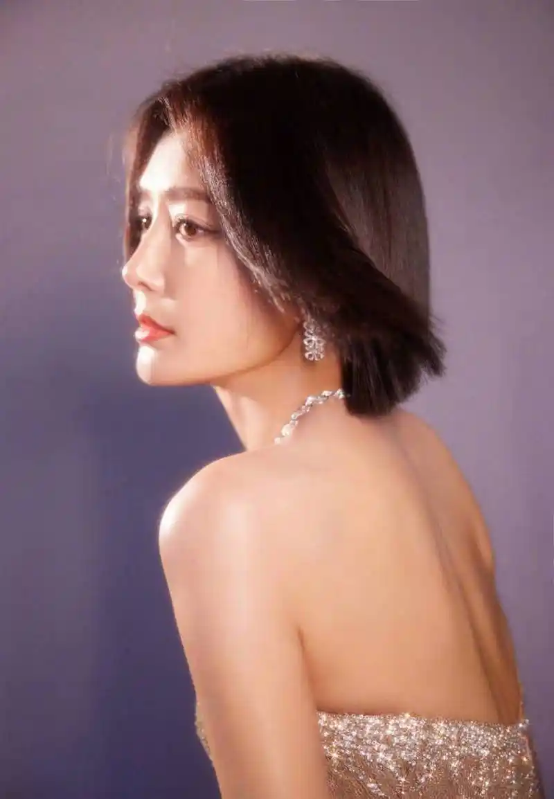 近日,秦岚参加活动的造型写真照曝出,便引发了广大粉丝和媒体的关注