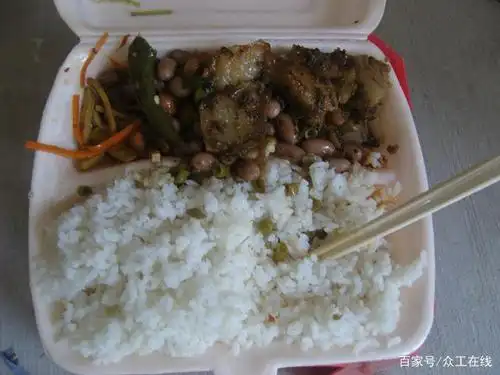 不管是男人还是女人,简单的一盒饭,已经算是工地上的大餐,很奢侈了