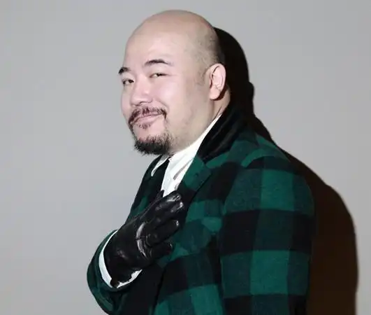 港星黄伟文爆料称两名歌手求歌词无所不用