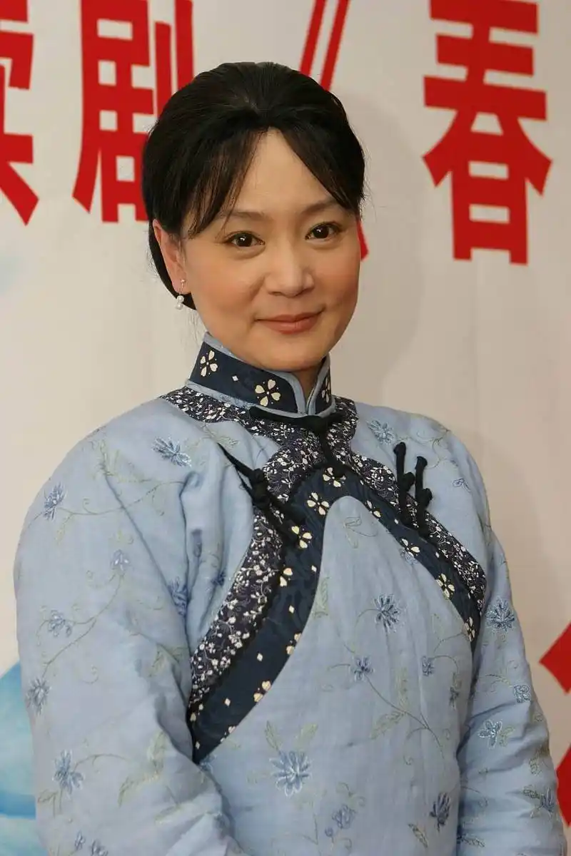 64岁的刘雪华,满头白发,满脸皱纹,她的容颜展示出岁月的无情.