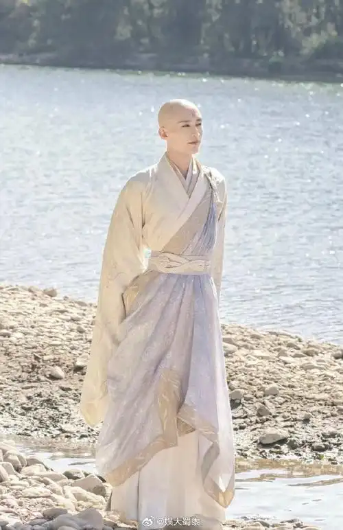 刘学义光头造型