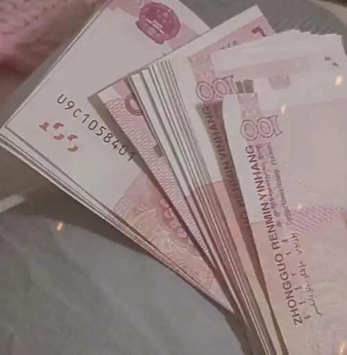 大衣哥女儿炫富:晒出一大叠现金,疑似减肥成功后做出的举动