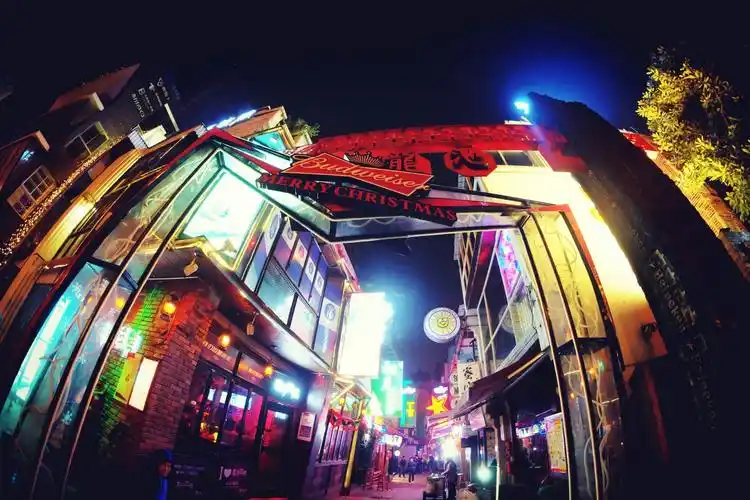 化龙池的酒吧街夜色.