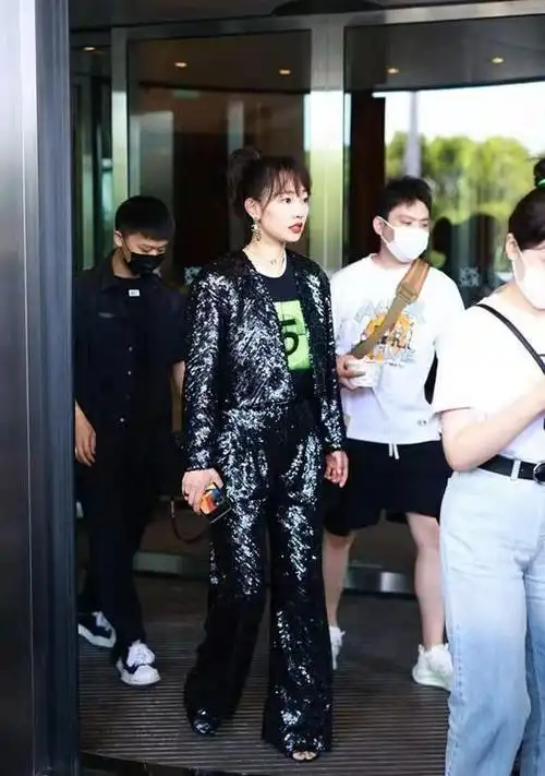 白百何不像当妈的人,穿一身带闪的黑又潮又酷,穿搭年轻就是减龄|内搭