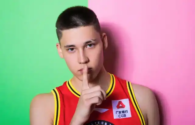 中国"加索尔兄弟"?国青两名超帅中俄混血球员,未来有望入男篮