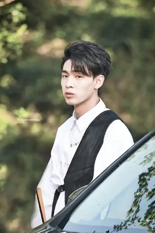 秦霄贤最后的赢家路透##秦霄贤蜜蜂项链##秦霄贤带着扇子上班