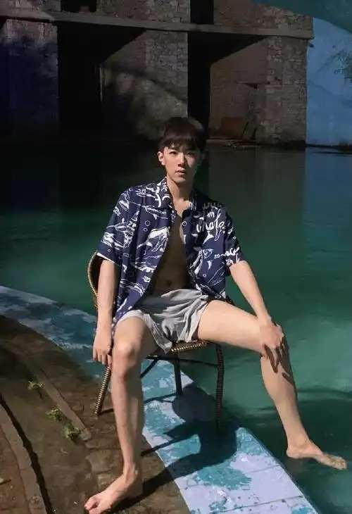 20岁身高181cm的小鲜肉帅哥,你们喜欢这种类型的男孩子吗?