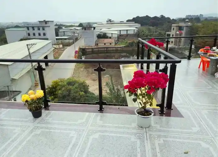 室外阳台栏杆无孔玻璃露天扶手铝镁合金立柱家用屋顶护栏别墅定制 总