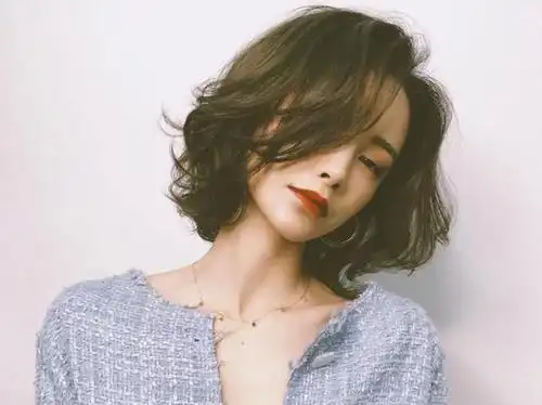 想不显老试试烫发!给40岁以上女人的发型建议:色浅,卷大,齐肩
