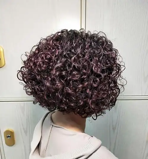 但要是20多岁的女孩烫一个这样满头的小卷卷,就显得比较成熟,可能就有