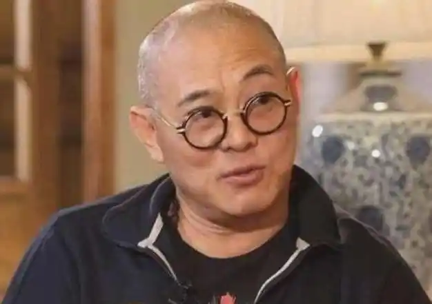 要知道60岁是很多人刚退休的年龄,李连杰作为一代功夫巨星,经常练习