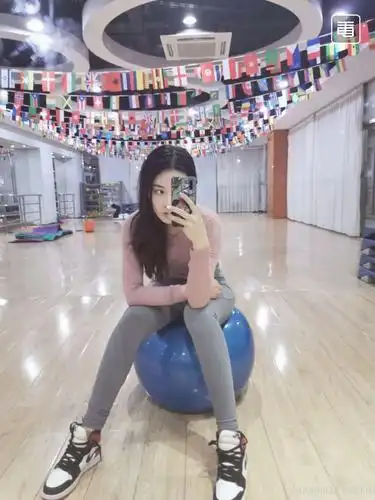 有谁知道这些喜欢在健身房里面自拍分女神张什么样子呢